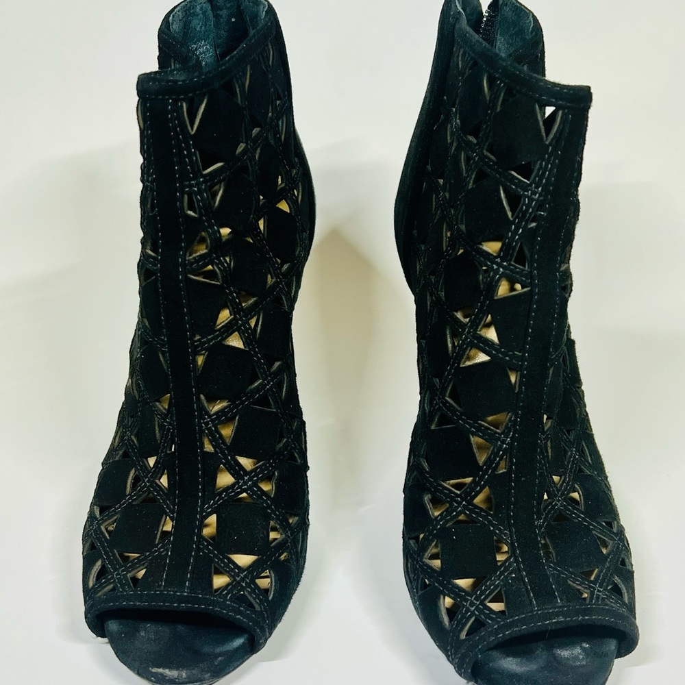 Pep toe Booties
